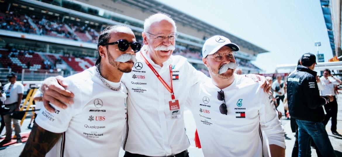 Zetsche com Lewis Hamilton e Valtteri Bottas: bigode virou sua marca registrada - Divulgação