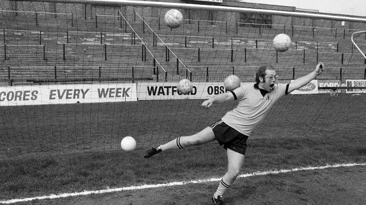 Elton John posa para foto no estádio do Watford nos anos 1970 - Michael Putland - Michael Putland