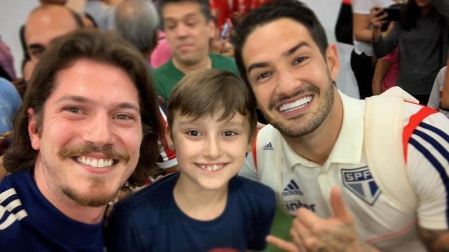 Caio Paduan leva filho de Cris Dias para conhecer Alexandre Pato - ReproduÃ§Ã£o/Instagram