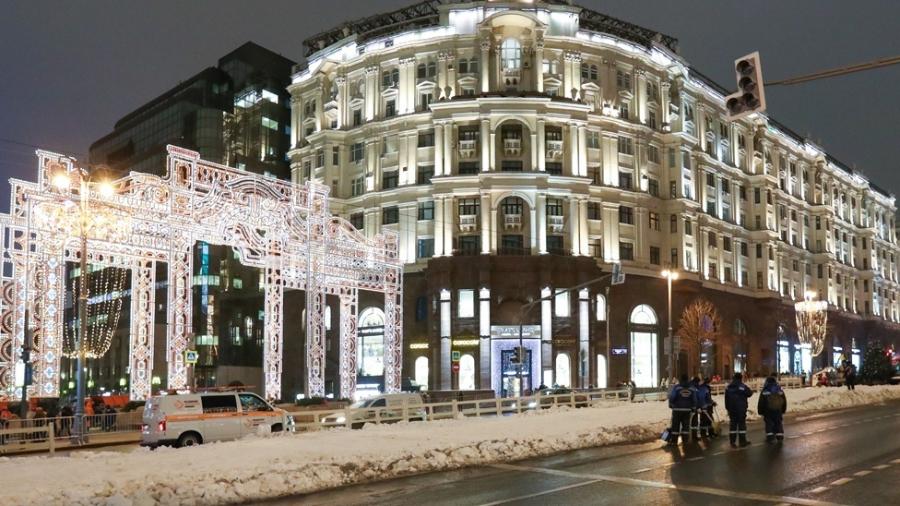 Carpete de neve artificial despejada na avenida Tverskaya, Moscou - Getty Images/BBC