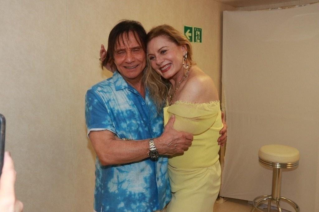 Vera Fisher posou com o cantor no camarim - Thyago Andrade/Brazil News