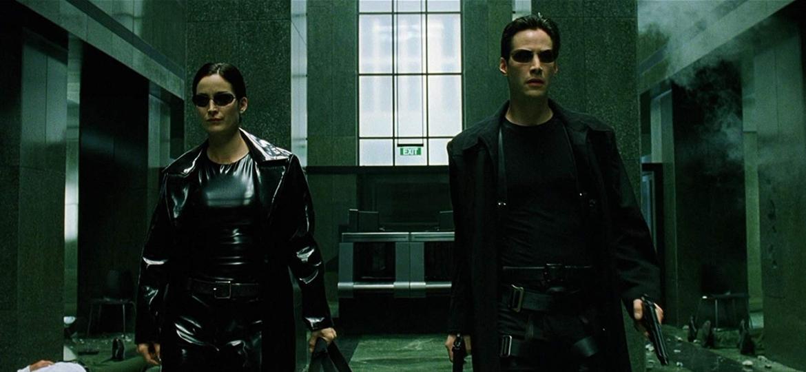 Trinity (Carrie-Anne Moss) e Neo (Keanu Reeves) em "Matrix" (1999) - Divulgação/IMDb