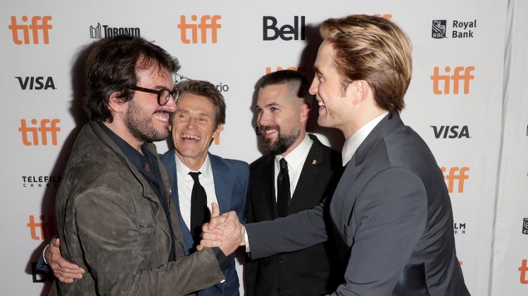 Rodrigo Teixeira rindo com atores - Joe Scarnici/Getty Images - Joe Scarnici/Getty Images