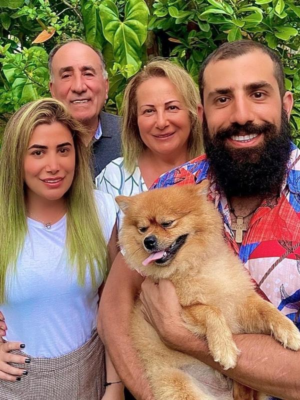 Kaysar com a família: os pais e a irmã, que moram em Curitiba