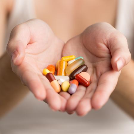 suplemento alimentar, pílulas, remédios - iStock