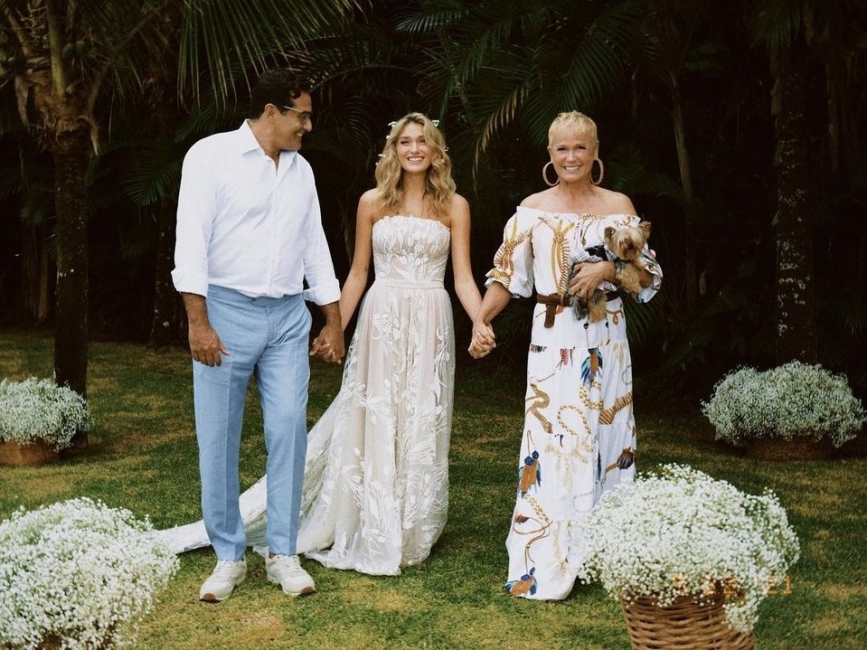 Sasha posa ao lado de Xuxa e Luciano Szafir em foto de seu casamento