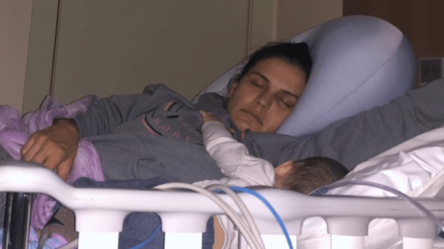 Kyra Gracie e o filho caçula, Rayan, no hospital - Reprodução / Instagram