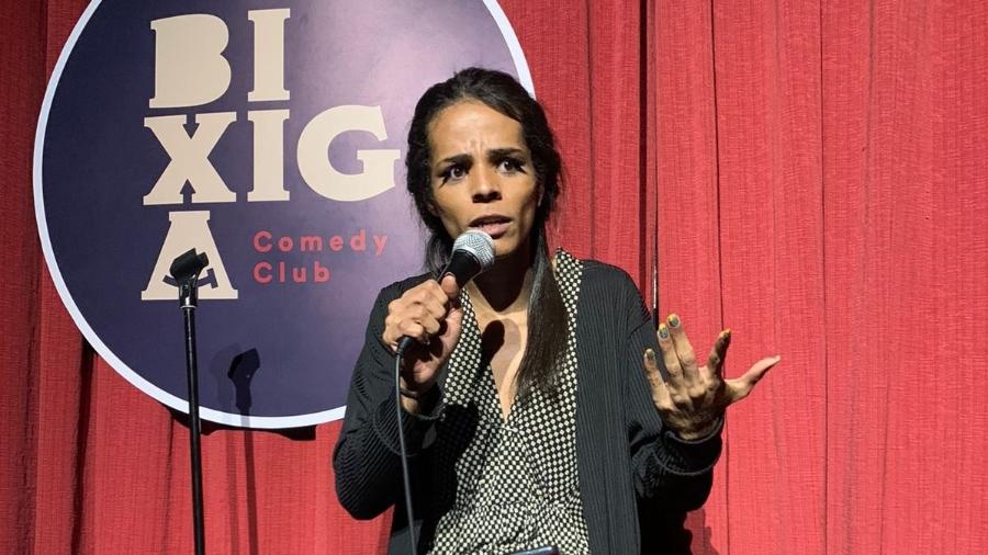 A artista Natt Maat durante apresentação no Bixiga Comedy Club - Arquivo pessoal