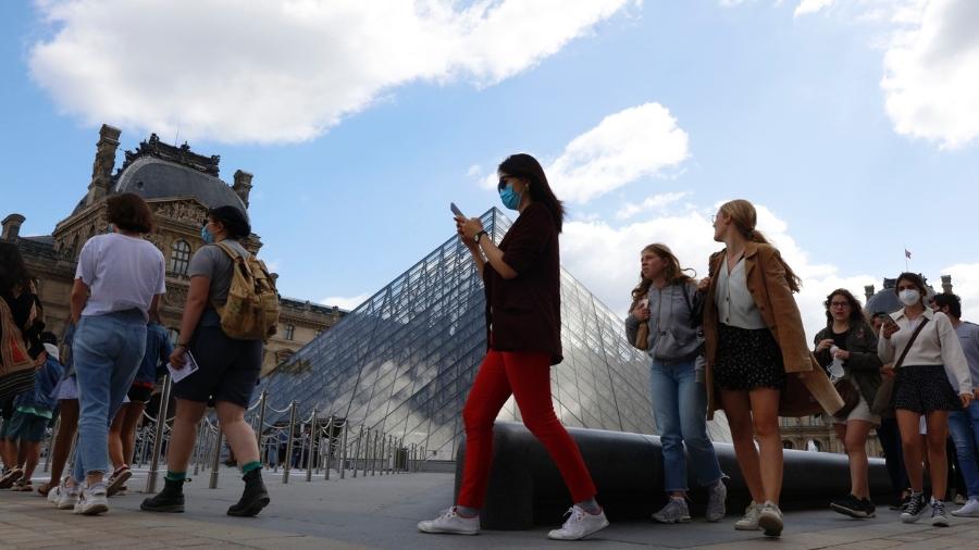 Visitantes no Louvre, na França, durante pandemia - Mehdi Taamallah/Getty Images