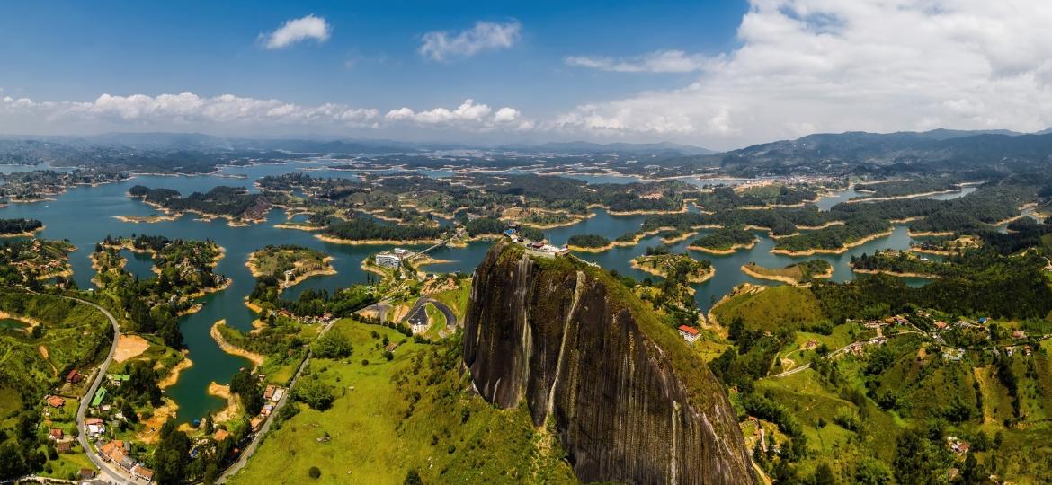 Vista aérea da região de Guatapé; em destaque, a Piedra Del Penol, o "Pão de Açúcar" local - Getty Images/iStockphoto