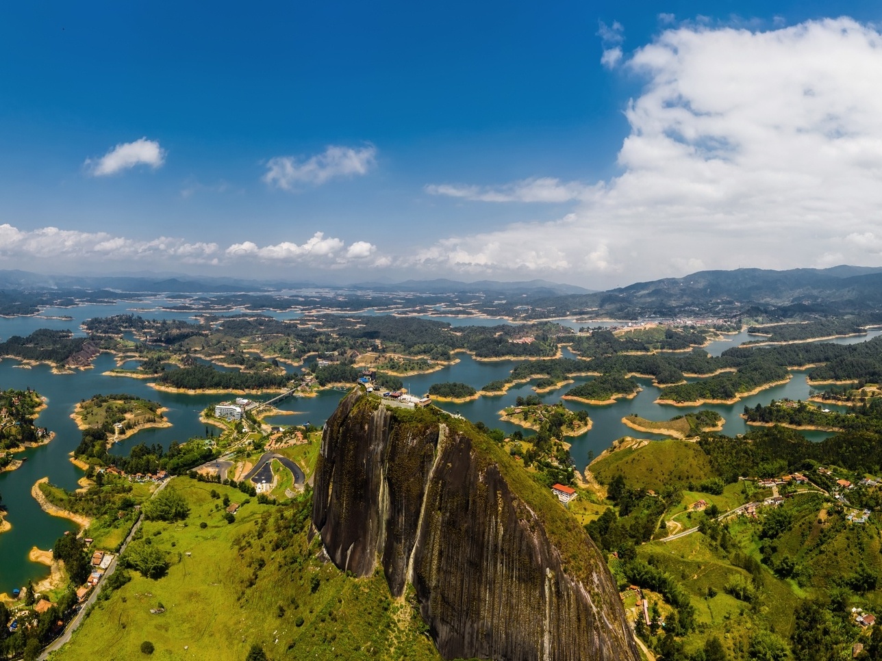 Conheça a cidade alagada que é atração com ilhas e lagoas na Colômbia -  23/04/2022 - UOL Nossa