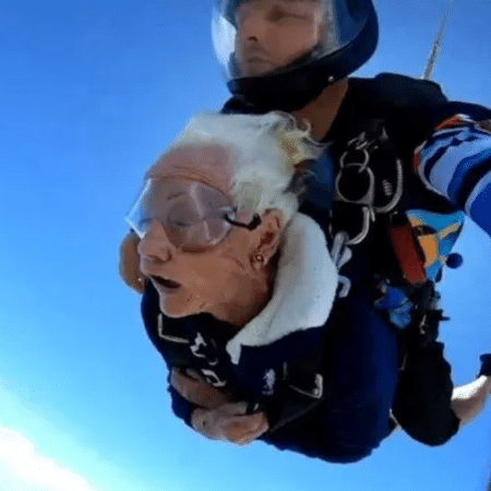 Raymonde Sullivan comemorou seu aniversário de 100 anos pulando de paraquedas  - Reprodução/Youtube