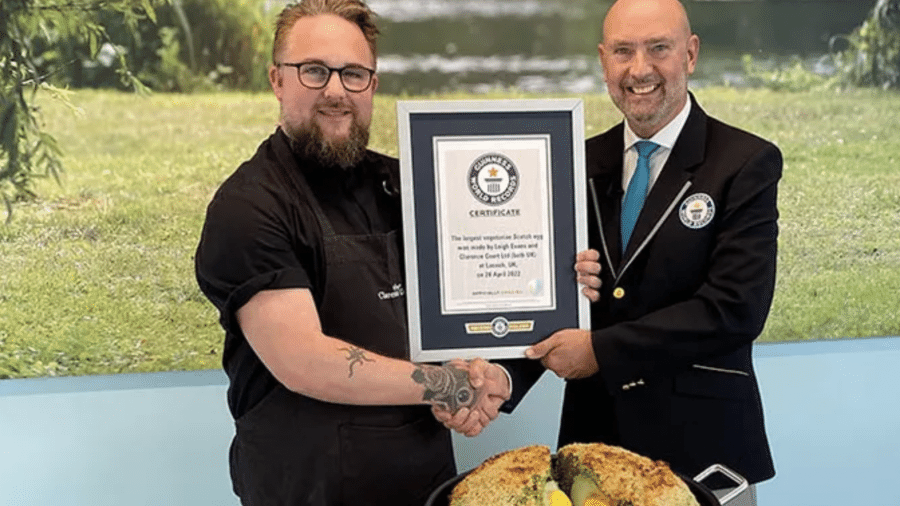O chef Leigh Evans e seu bolovo premiado - Divulgação/Guinness World Records