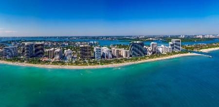 Arte e vitrines ao ar livre em Bal Harbour, um enclave de luxo