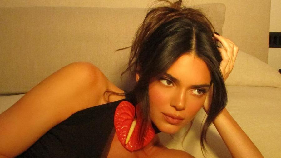 Kendall Jenner surpreende fãs com fotos de biquíni