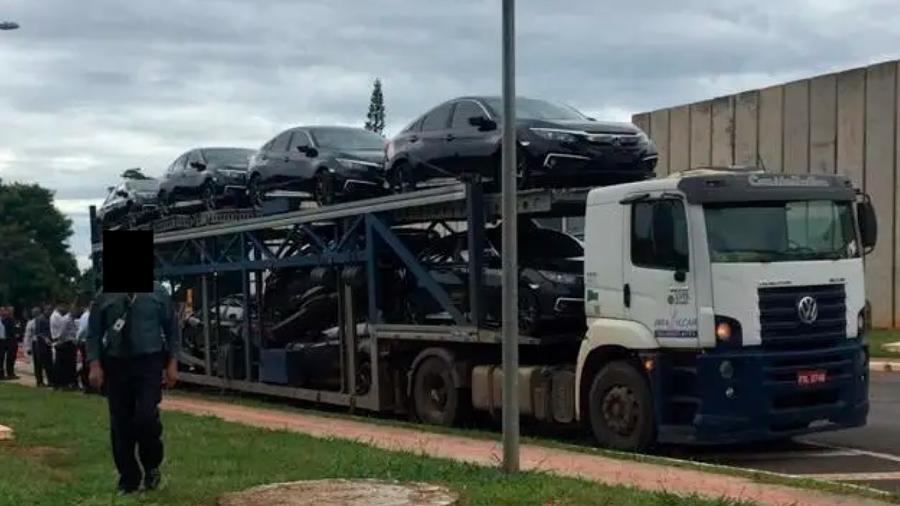 Cegonheira transporta no início de 2020 exemplares do Honda Civic adquiridos pela União para atender os ex-presidentes da República - Reprodução