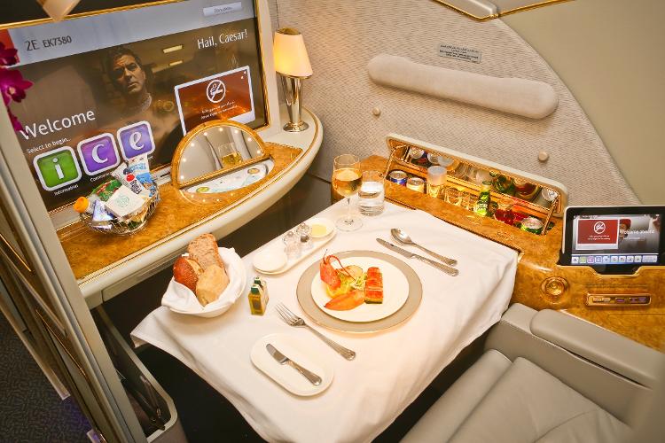 Mesa para refeição na primeira classe da Emirates no A380