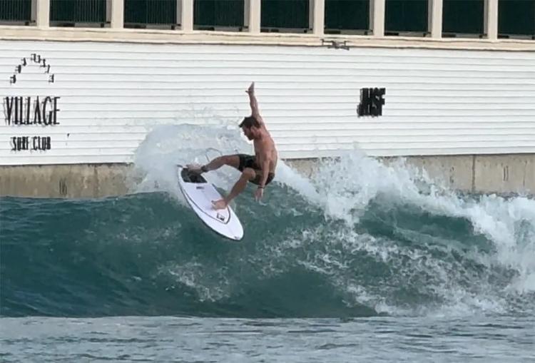 Chris Hemsworth surfa em ondas artificiais no interior de São Paulo
