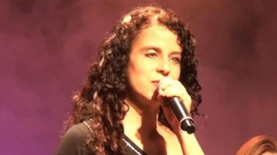 A cantora Sara Bentes emprestou sua voz a Letícia, a voz sintetizada usada nas urnas eletrônicas a partir deste ano