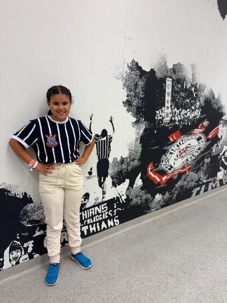 Mirella durante visita à Neo Química Arena, estádio do Corinthians