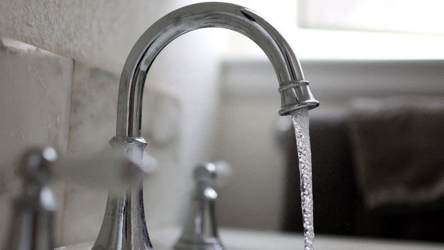 PFAS se dispersam facilmente na água e ar, poluindo o meio ambiente PFAS se dispersam facilmente na água e ar, poluindo o meio ambiente