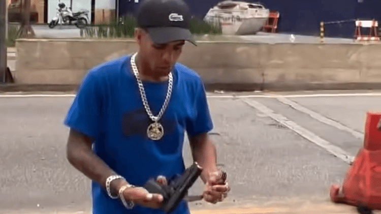 Subtenente reformado da PM disse ser "óbvio" que arma do vídeo é uma réplica Subtenente reformado da PM disse ser "óbvio" que arma do vídeo é uma réplica