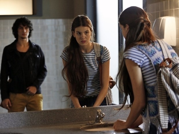 Na escola, Angel optava por camisetas com estampas geométricas e elementos em tricô, como o colete. Os cabelos estavam sempre lisos, sem acabamento, presos ou em uma trança lateral ou em um rabo de cavalo - Divulgação/TV Globo