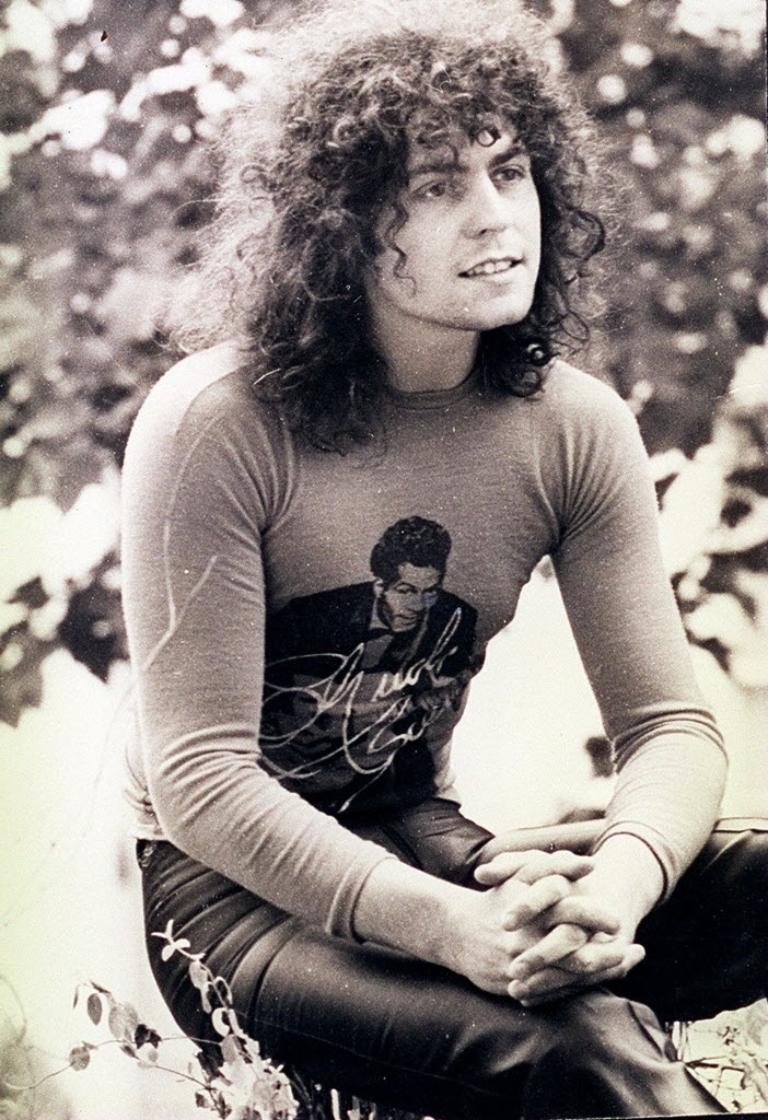 Vocalista da banda de glam rock T.Rex, Marc Bolan morreu aos 29 anos em um acidente de automóvel em Londres em 16 de setembro de 1977. Ele estava no banco do passageiro de um Mini que era dirigido pela sua namorada, a cantora Gloria Jones - Reprodução