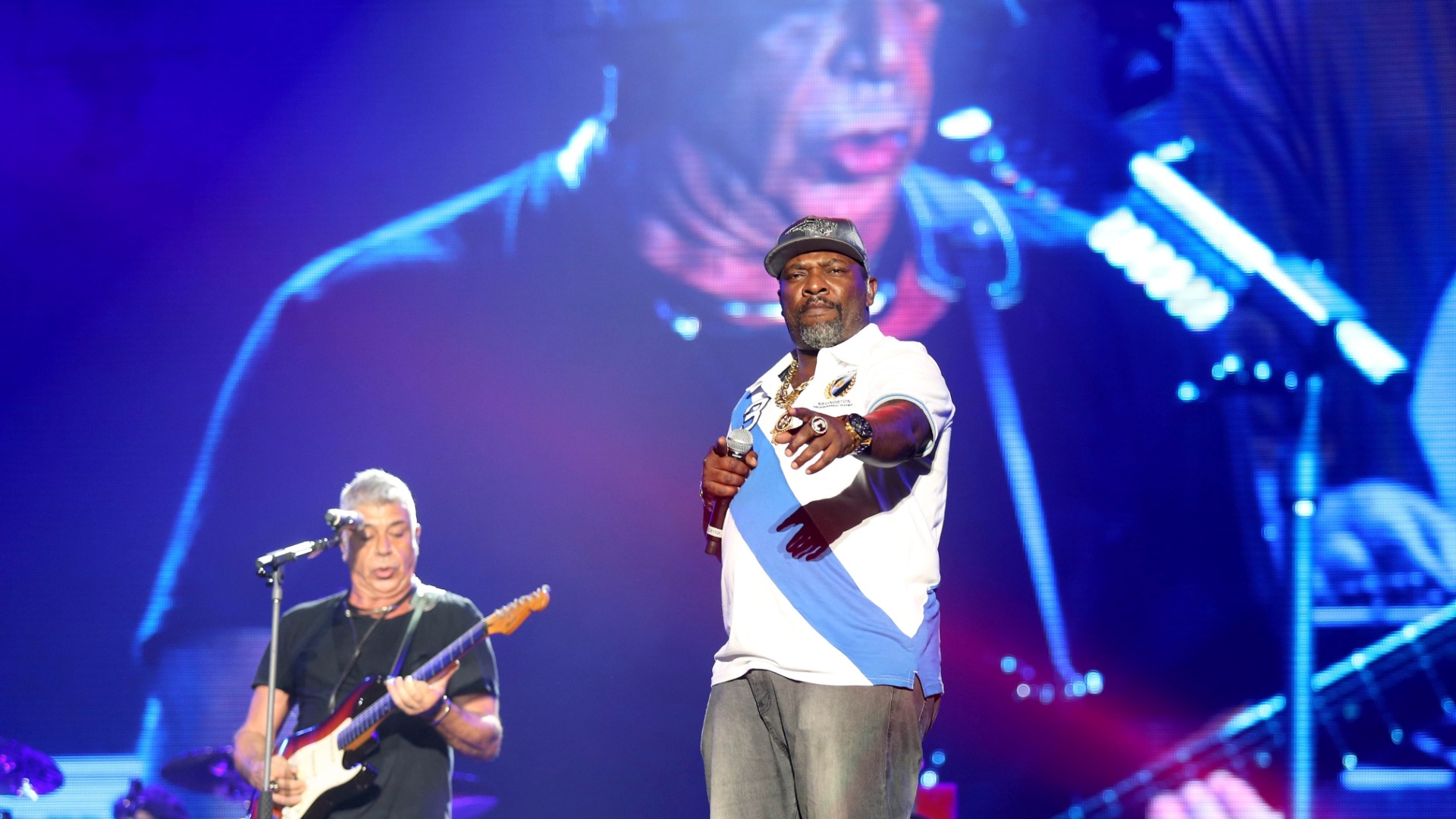 26.set.2015 - Lulu Santos canta com Mr. Catra no sexto dia do Rock in Rio 2015 - Fernando Maia/UOL