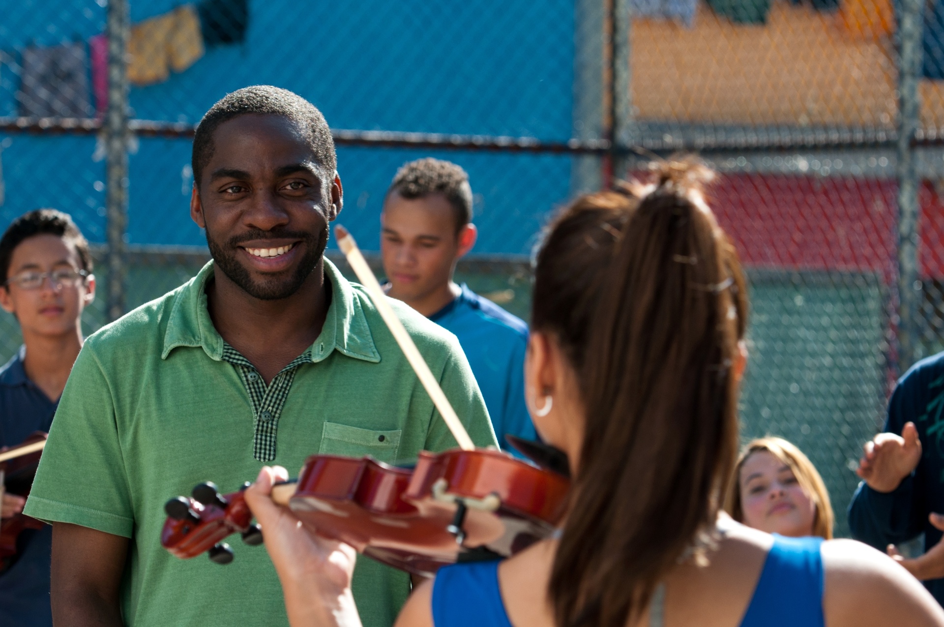 Lázaro Ramos vive Laerte, professor que ensina música clássica a jovens de Heliópolis em "Tudo que Aprendemos Juntos" - Divulgação