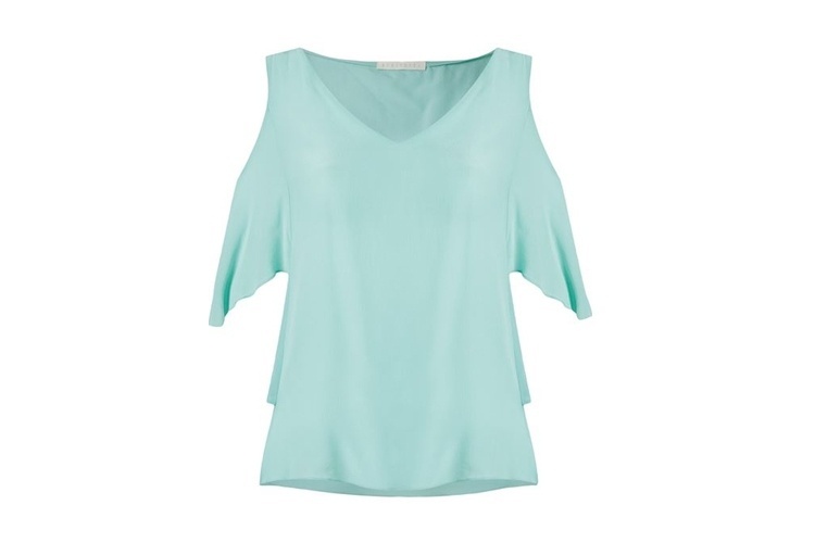 Blusa azul de seda com recorte nos ombros, da Bobstore à venda na Farfetch. Preço: R$ 499. Informações: www.farfetch.com.br | Preço e disponibilidade pesquisados em outubro de 2015 e sujeitos a alterações - Divulgação
