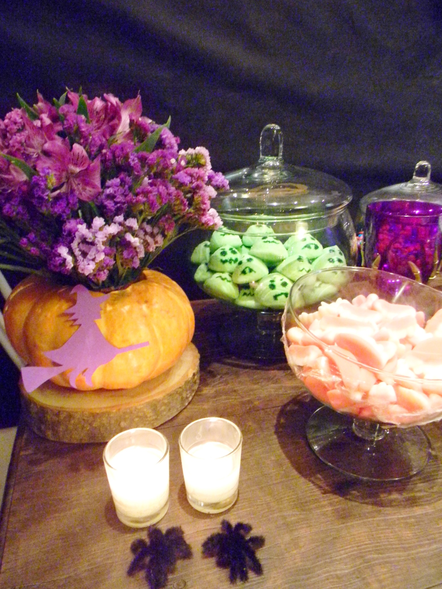 Nos potes de vidro, doces feitos de gelatina no formato de dentadura e marshmallows com desenhos de caretas da Mila Boise Doces Gourmet (www.milabloise.com.br). Um arranjo de flores roxas dentro da abóbora, bruxas de scrapbook e arranhas de plástico complementavam a cena - Divulgação