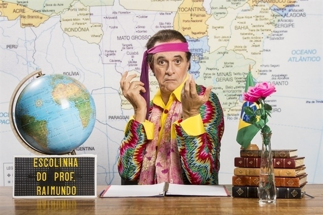 Marcos Caruso é Seu Peru, personagem afetado, vivido por Orlando Drummond. Lenços coloridos e echarpes compõem seu visual extravagante da cabeça aos pés. Seus bordões mais famosos eram; "Use-me e abuse-me" e "Peru é cultura, cheio de ternura!' - João Miguel Júnior/TV Globo