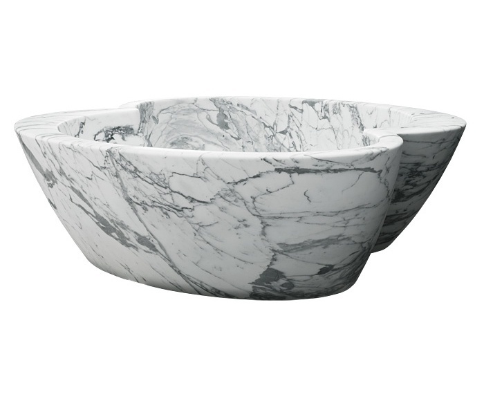 A banheira Toi et Moi, em mármore, é uma das peças criadas por Brad Pitt. Em 2008, durante a entrega de uma mesa personalizada na casa do ator no sul da França, o designer norte-americano Frank Pollaro conheceu os mais de 100 desenhos de mobiliário feitos pelo galã, em um período de dez anos. Interessado pelos esboços de Pitt, Pollaro se ofereceu para produzir as peças. Em 2012, a coleção Pitt-Pollaro (www.pitt-pollaro.com) foi lançada nos EUA - Divulgação/ Pitt-Pollaro