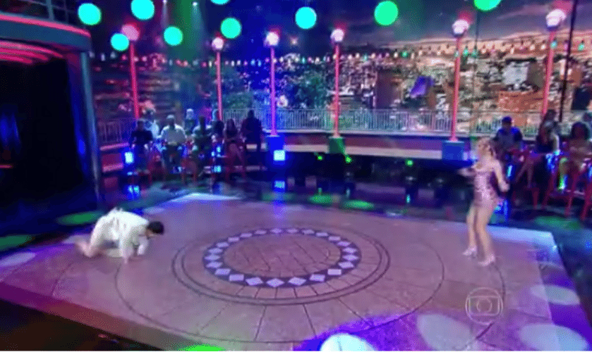6.dez.2015 - Arthur Aguiar escorregou e caiu de lado ao realizar a coreografia do samba, em sua primeira apresentação na final da "Dança dos Famosos". O imprevisto tirou décimos do ator na avaliação de alguns dos jurados - Reprodução/TV Globo