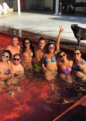 2.jan.2016 - André Marques e Aline Riscado curtiram com amigos a tarde de sol neste sábado. "2016 começou assim !!!! Turma boa e animada!!!", escreveu o ator e apresentador - Reprodução/Instagram/euandremarques - Reprodução/Instagram/euandremarques