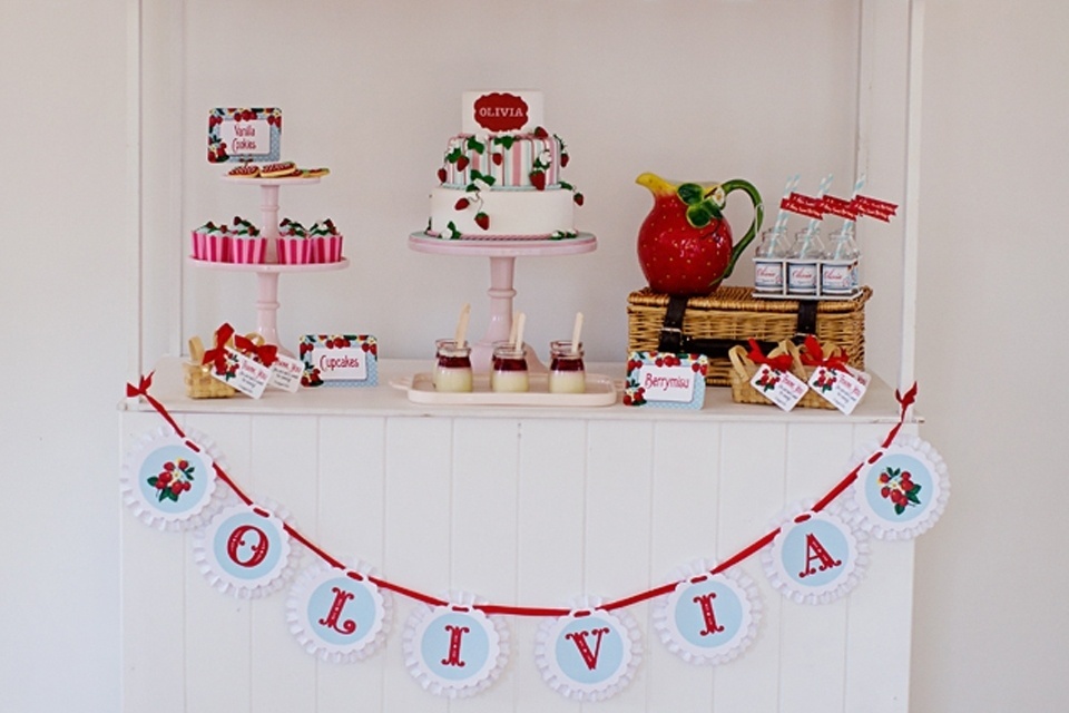 Morango é um dos sabores preferidos das crianças para bolos, doces e sorvetes. A novidade é que a fruta também pode ser tema de um aniversário infantil. Esta festa da menina Olivia é uma das que fazem mais sucesso no Pinterest e impressiona pela delicadeza da decoração - Reprodução/Pinterest