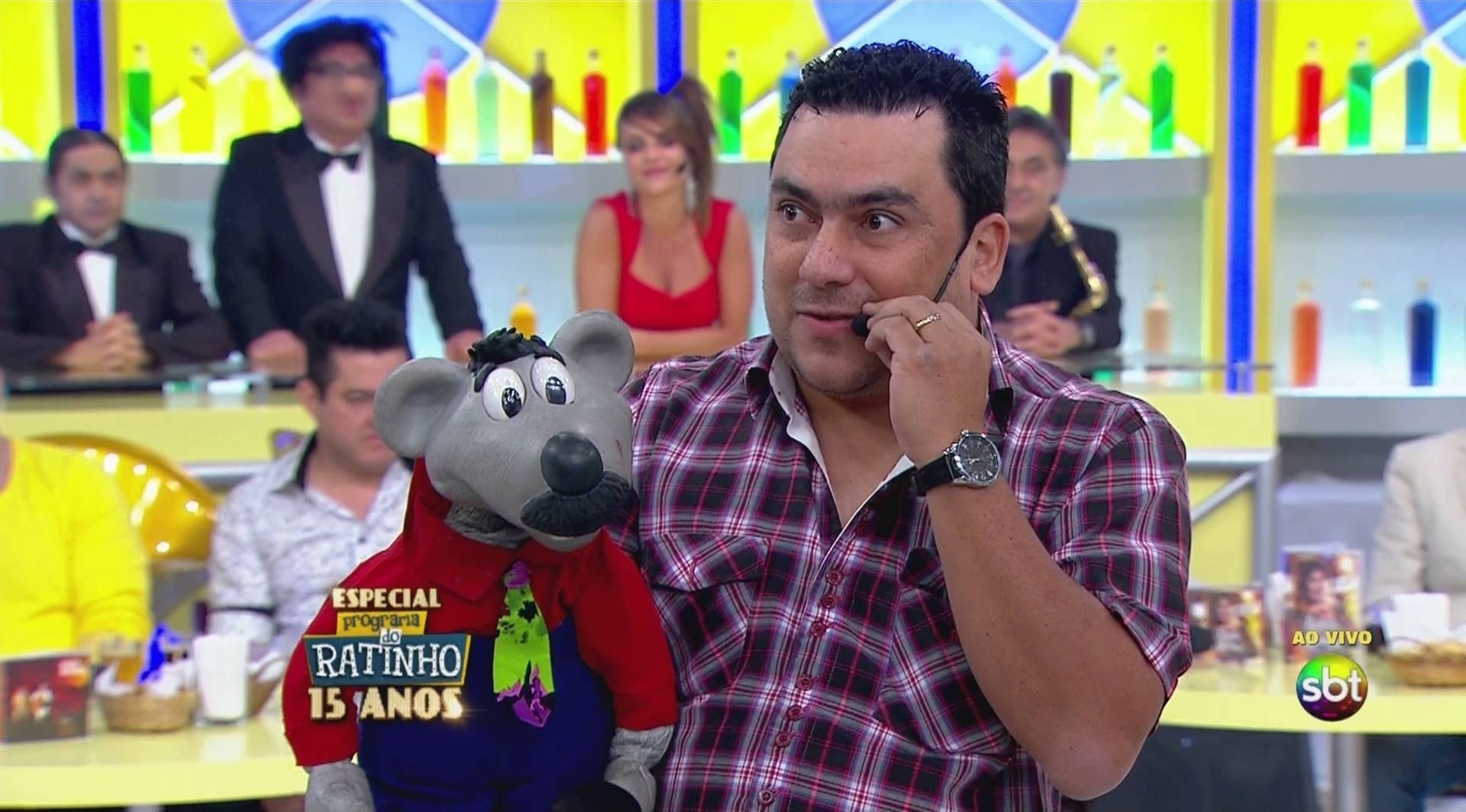 Xaropinho, personagem do "Programa do Ratinho", é manipulado por Eduardo Mascarenhas, que já apareceu em frente às câmeras do SBT e revelou a identidade por trás do boneco, ao contrário do intérprete de Louro José - Reprodução/SBT