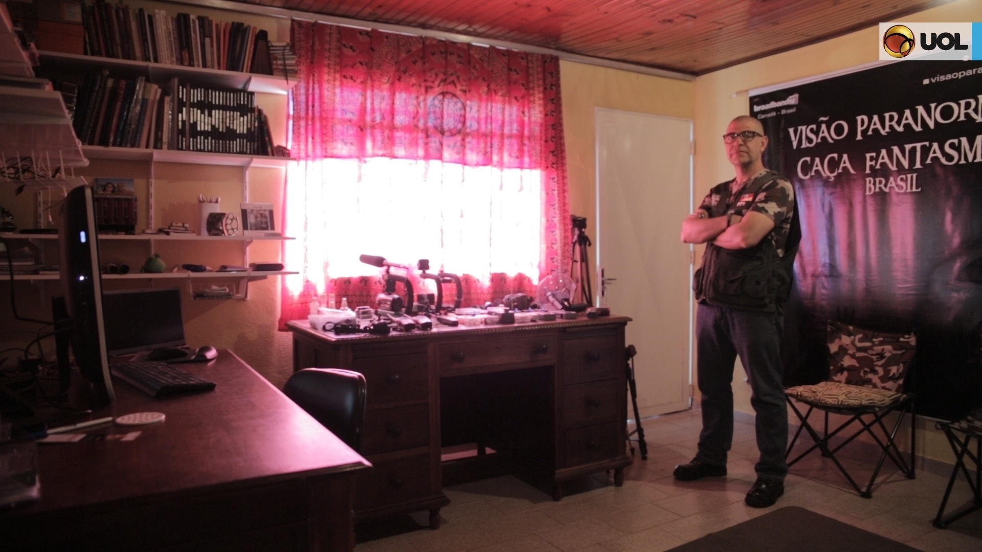 João Tocchetto exibe os instrumentos que ele usa para encontrar os fantasmas - Rodrigo Ferreira/UOL