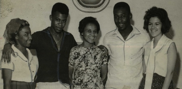 Edson Arantes do Nascimento, o Pelé, em foto ao lado dos irmãos, Maria Lúcia e Zoca (de preto), e sua mãe, Dona Celeste - Acervo UH/Folhapress
