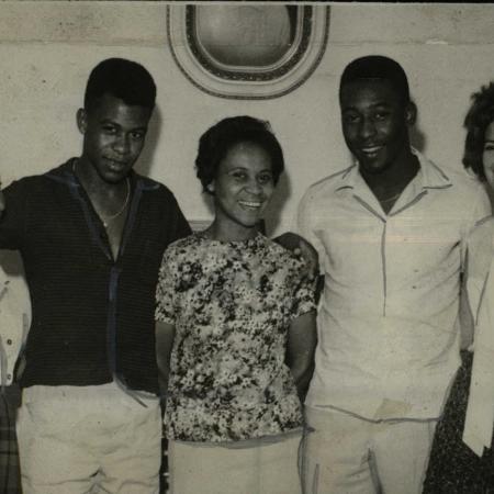 Edson Arantes do Nascimento, o Pelé, em foto ao lado dos irmãos, Maria Lúcia e Zoca (de preto), e sua mãe, Dona Celeste - Acervo UH/Folhapress