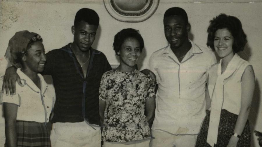 Pelé, em foto ao lado dos irmãos, Maria Lúcia (na canto esquerdo, de branco) e Zoca (de preto), e sua mãe, Dona Celeste - Acervo UH/Folhapress