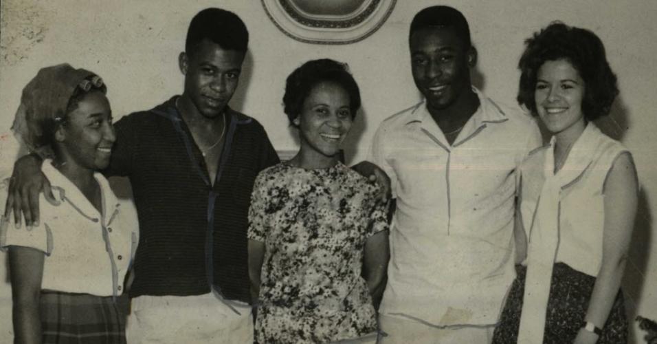 Edson Arantes do Nascimento, o Pelé, em foto ao lado dos irmãos, Maria Lúcia e Zoca (de preto), e sua mãe, Dona Celeste