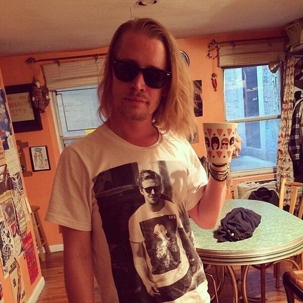 Macaulay Culkin com camiseta do Ryan Gosling - Reprodução/Instagram/@cheesedayz