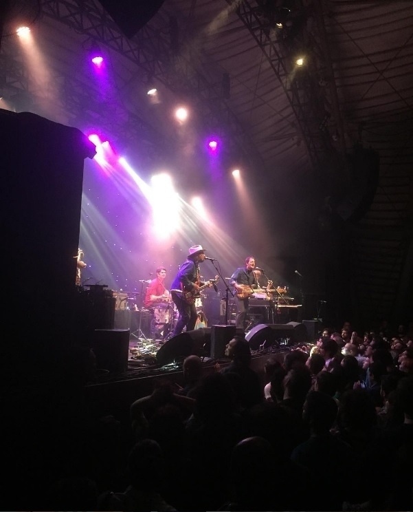 6.out.2016 - Ícones do rock alternativo, o Wilco se apresentou nesta quinta-feira no Circo Voador, no Rio de Janeiro. Esta é apenas  a apenas a segunda vez que o grupo de Chicago vem ao Rio - a outra foi há 11 anos, no Tim Festival de 2005. - Reprodução