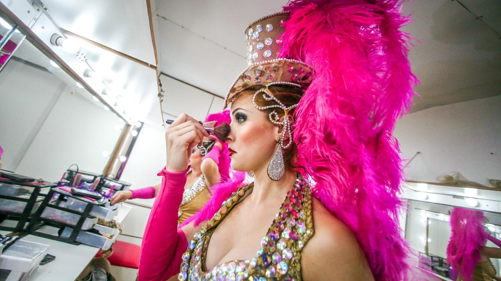 20.jan.2016 - Dançarinas do circo Stankowich se preparam para entrar no picadeiro - Ricardo Matsukawa/UOL