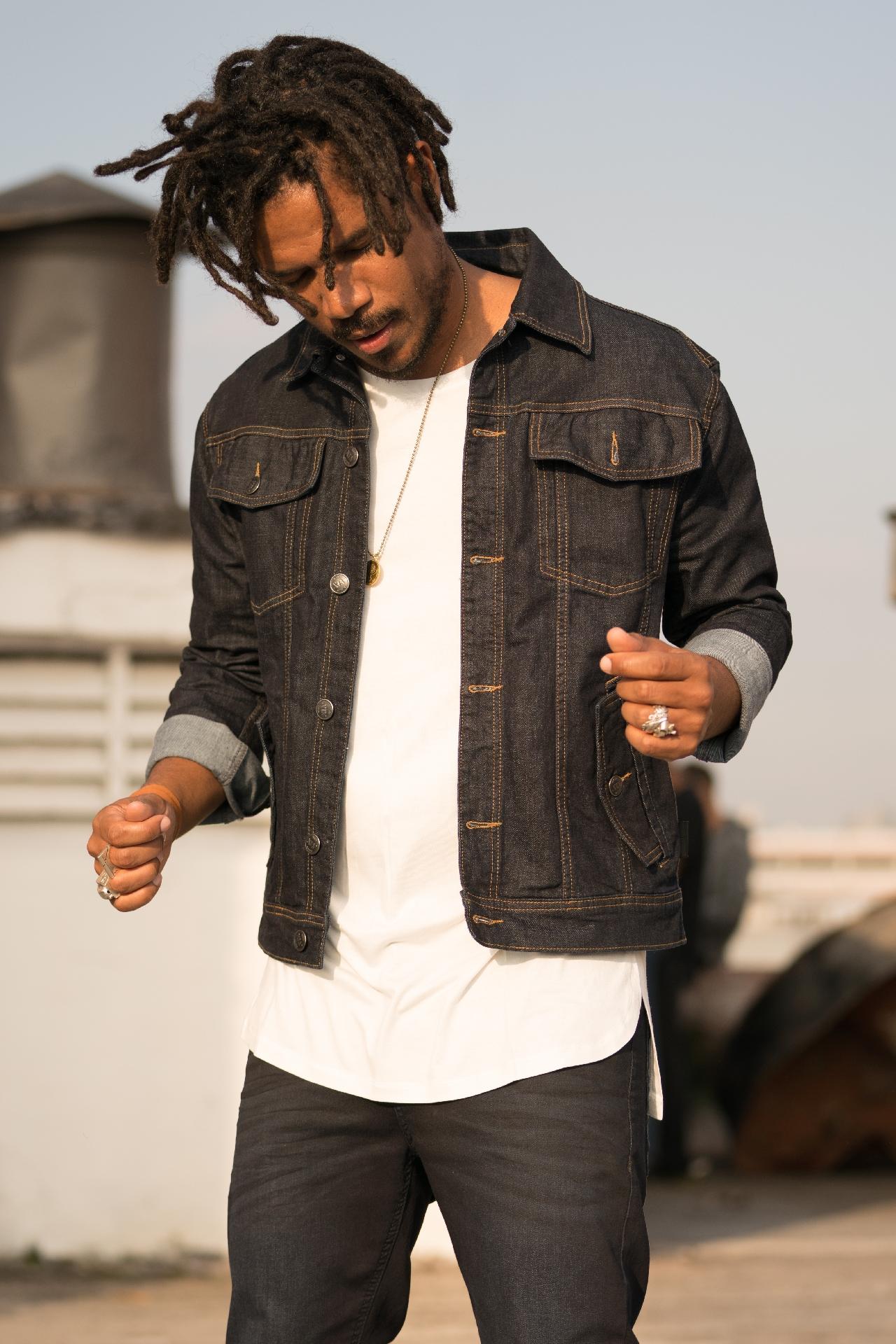 Alexandre Carlo, vocalista do Natiruts, durante gravação do clipe "Sol do Meu Amanhecer" - Sergio Fagundes