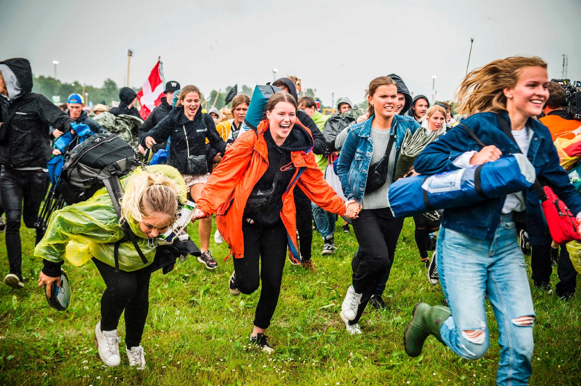 No sábado, o público correu para conseguir um lugar no camping do Festival de Roskilde, na Dinamarca - Ida Marie Odgaard/AFP Photo