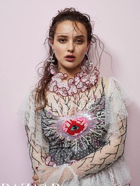 Katherine Langford trabalhou de bartender para ganhar experiência de vida - Pierre Toussant / Harper's BAZAAR - Pierre Toussant / Harper's BAZAAR