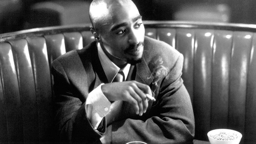 Tupac Shakur em cena no filme "As Duas Faces da Lei" (1997) 